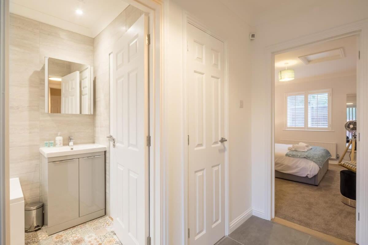 Lovely 1 Bed Apartment With Free Parking & Garden Cambridge-i reptér Kültér fotó